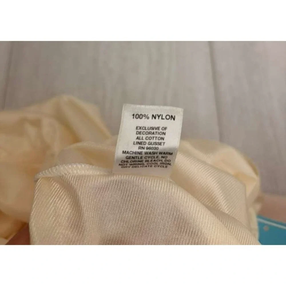 NWT Dixie Belle Vintage Nylon Panties Sz 11 Beige Scalloped‎ Leg Style 719
